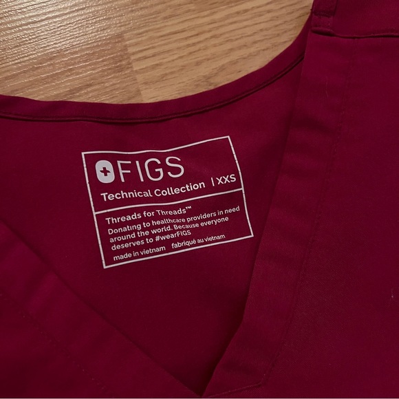 FIGS Women's Casma Three-Pocket Scrub Top - Picture 3 of 5